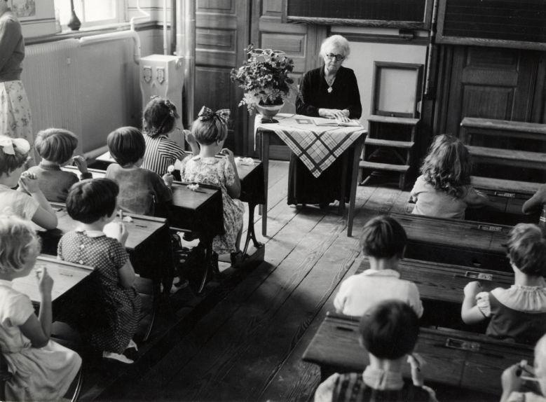 Onderwijzeres voor de klas op een school in Roozendaal, jaren '50.
