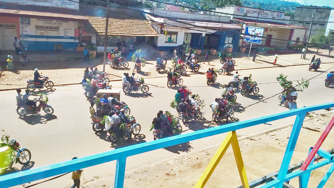 Moto-taxis schreeuwen hun woede uit in Beni