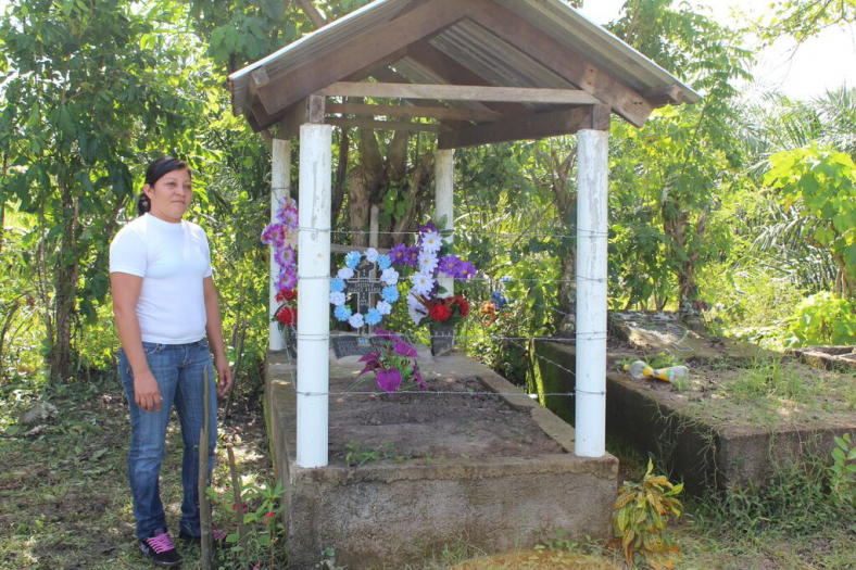 Glenda Chavez bij het graf van haar vader, een van de slachtoffers in de strijd tussen een boerengemeenschap en een palmolieproducent.