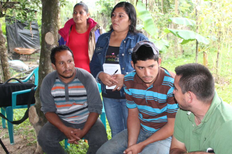 De lokale inwoners van het Hondurese dorp Panama zijn verwikkeld in een landconflict met Dinant Corporation.