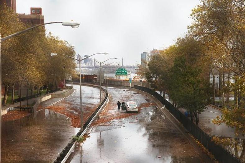 Overstroomde straat in New York na de doortocht van orkaan Sandy
