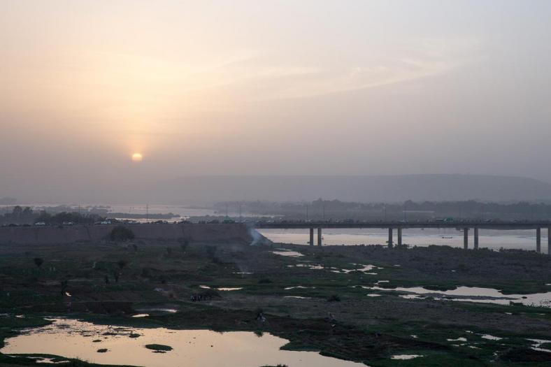 Zicht over Bamako en rivier Niger. Bamako, 13 januari 2018 © Arne Gillis