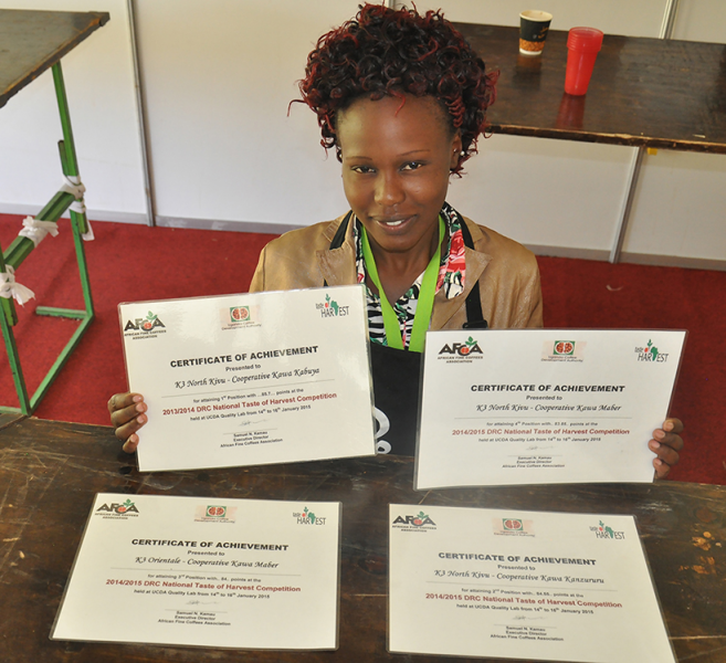 Sally Kariba van de Taste of Harvest competitie showt de kwaliteitscertificaten van de Congo koffie.