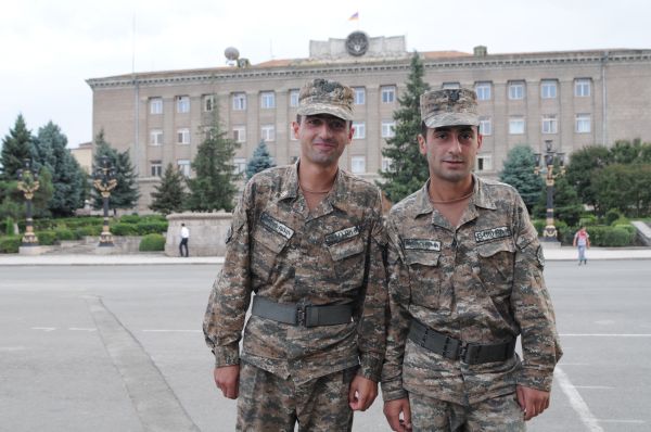 jonge militairen in Stepanakert, de hoofdstad van Nagorno-Karabach