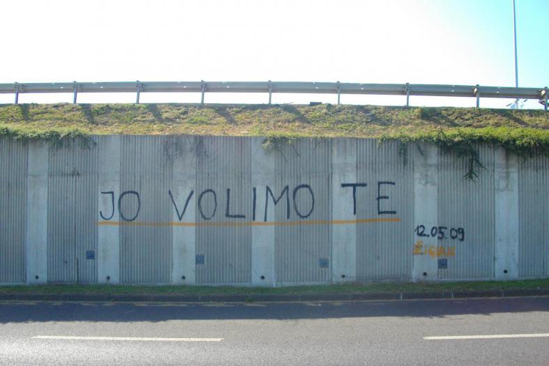 Graffiti langs de kant van de weg in Kroatië.