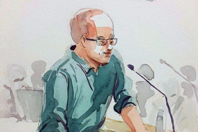 Sterjournalist Ahmed Sik tijdens zijn bijzonder politiek en regeringskritisch betoog voor de rechtbank bij aanvang van het proces in juli 2017
