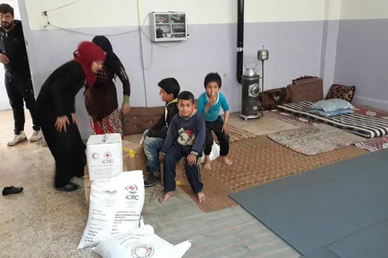 Het Rode Kruis biedt noodhulp aan gestrande vluchtelingen uit Afrin in Nubl en Tal-Rifat. Ondertussen worden hun huizen leeggeplunderd.