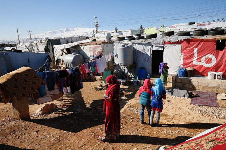 syrische vluchtelingen in een informeel vluchtelingenkamp in de Bekaavallei, Libanon (2017).