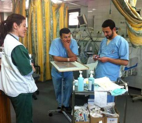 Verpleegkundige Sarah Woznick aan het werk in de intensive care van het Nasser Ziekenhuis in Gaza. © MSF