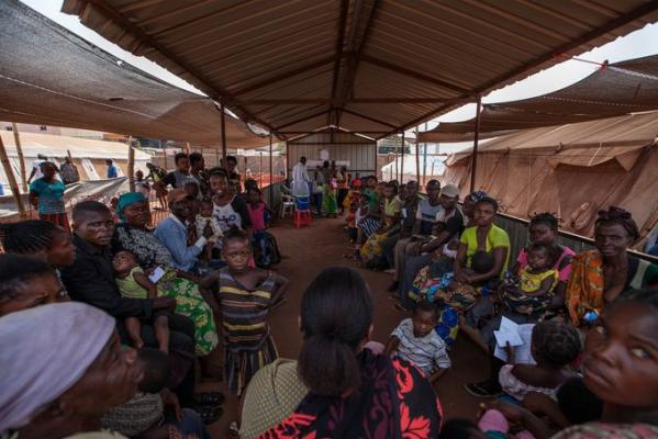 Vluchtelingen uit Kasaï wachten om gevaccineerd te worden in de kliniek van AZG in het kamp van Cacanda in Angola © Bruno Fonseca. Angola, juli 2017. 