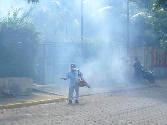 Fumigar in Barrio Larreynaga, Managua.