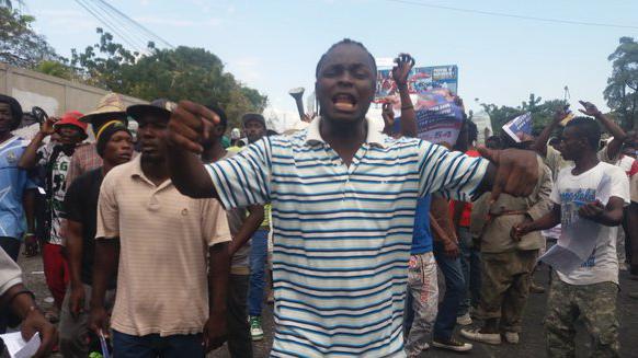 Haïtianen trokken in grote getalen de straat op om verkiezingen een halt toe te roepen